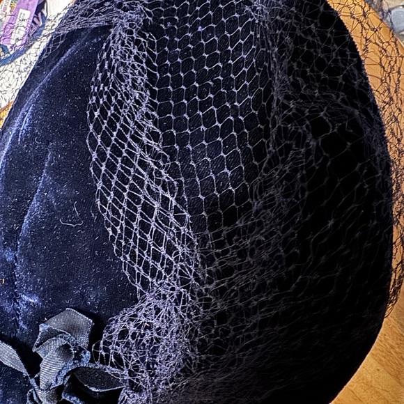 Vintage Velvet Blue Netting Gems Pearls Chapeaux Louise Hat Blue 50s - Picture 3 of 5